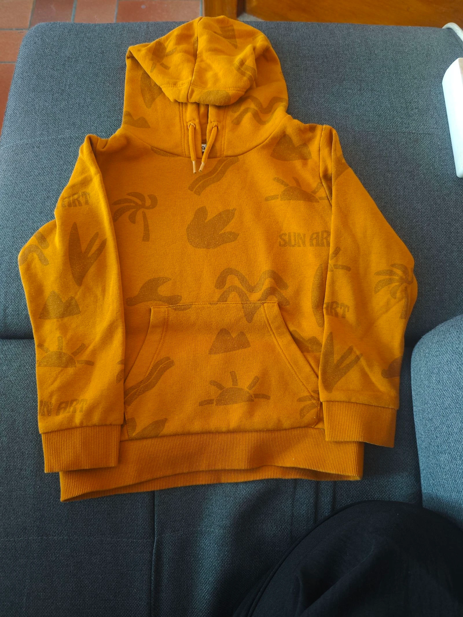 Sweat à capuche jaune moutarde taille 6 ans